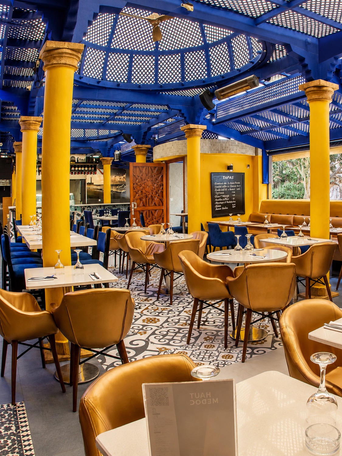 Salle des Deux Palais à Rabat : pergola bleue, colonnes jaunes et zelliges