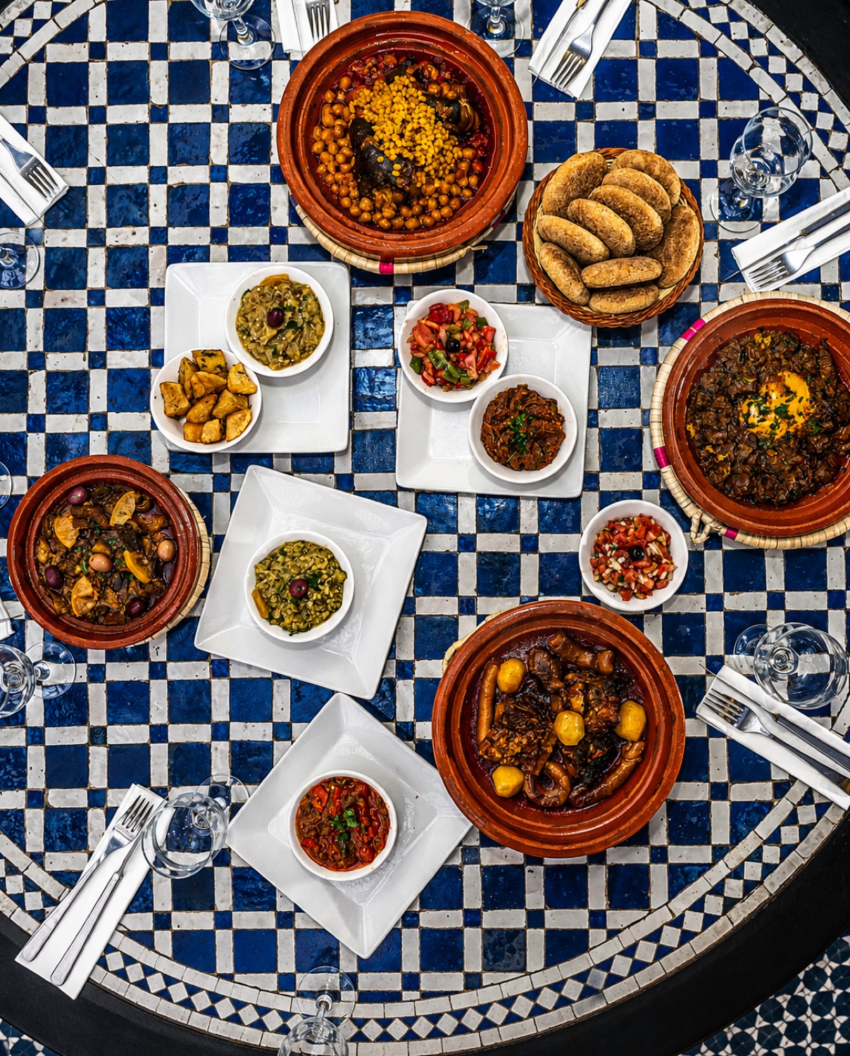 Tajines servis sur table en mosaïque aux Deux Palais