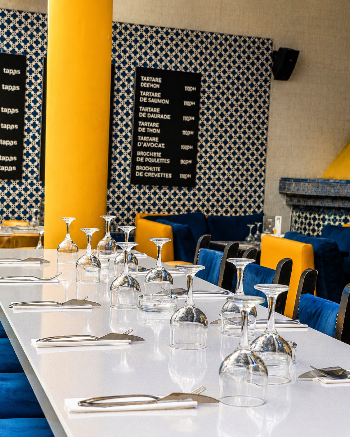 Table dressée pour les tapas aux Deux Palais