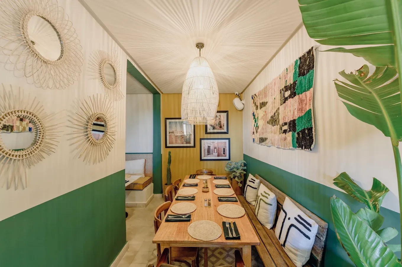 Petite salle de L'Mida, tapis berbère rose et vert