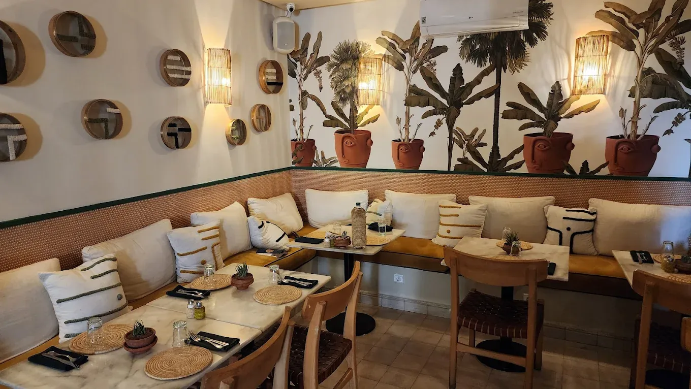 Banquettes et pots-visages en terre cuite chez L'Mida