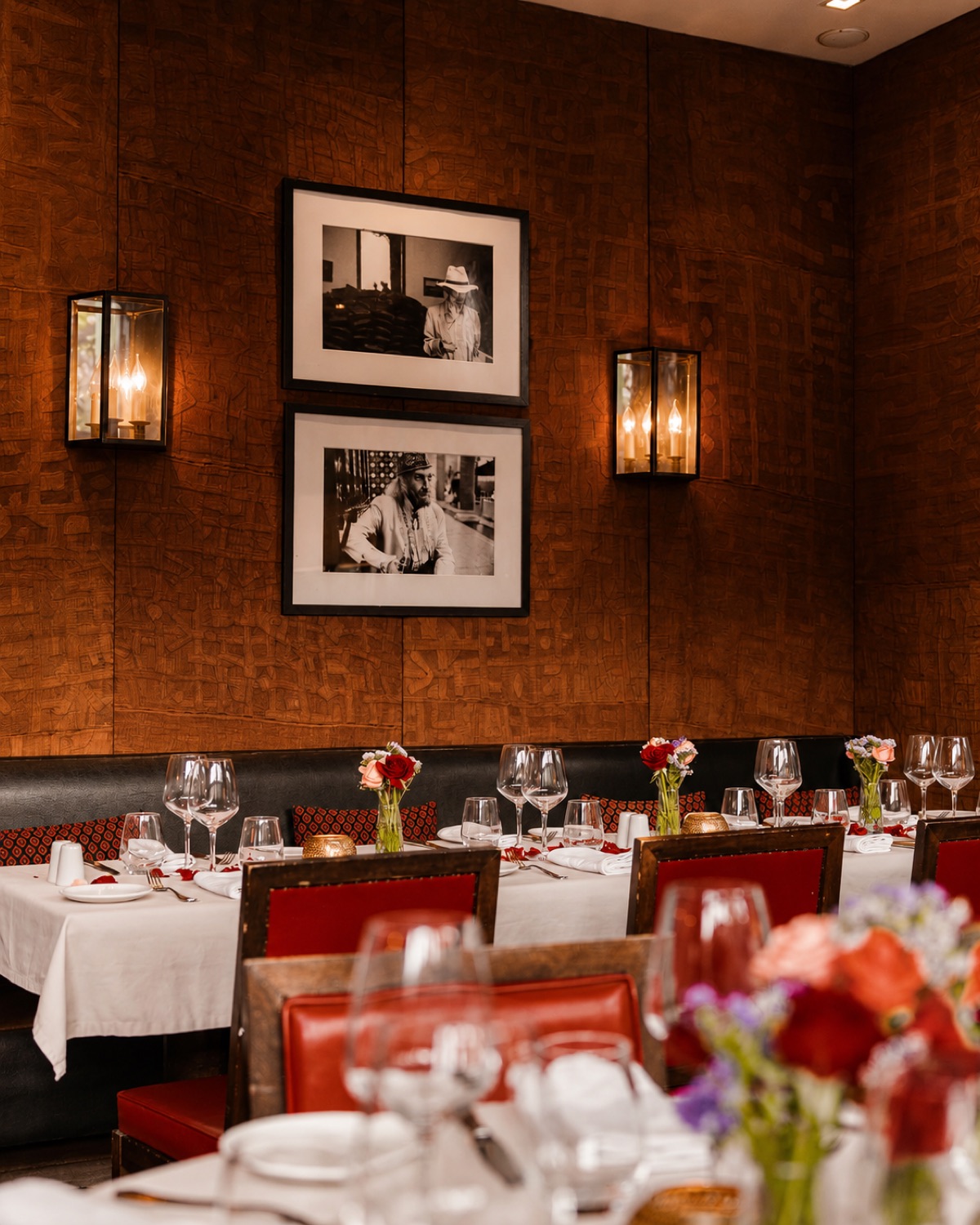 Salle aux boiseries et tables fleuries d'El Morocco Club
