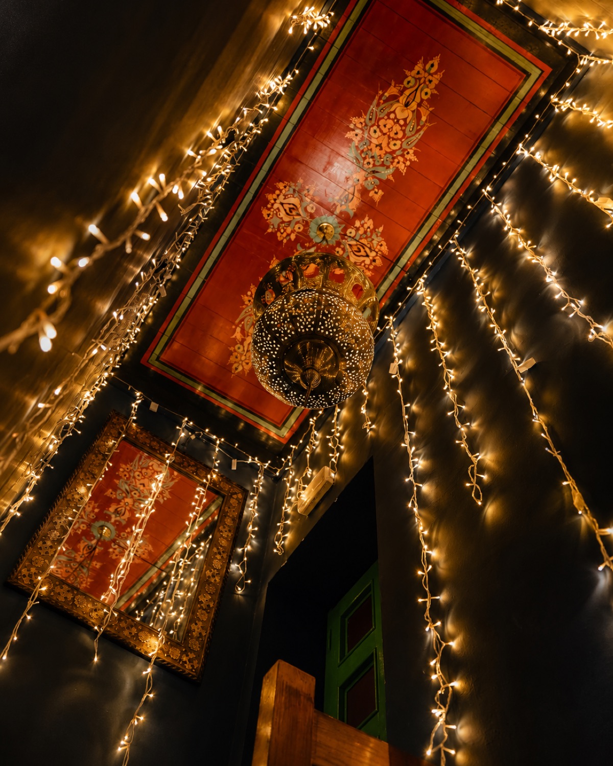 Plafond peint et guirlandes lumineuses de l'escalier d'El Morocco Club