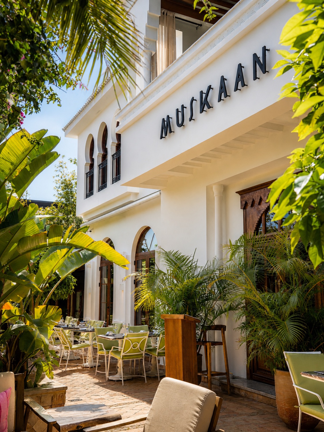Terrasse et façade de la villa Muskaan en journée