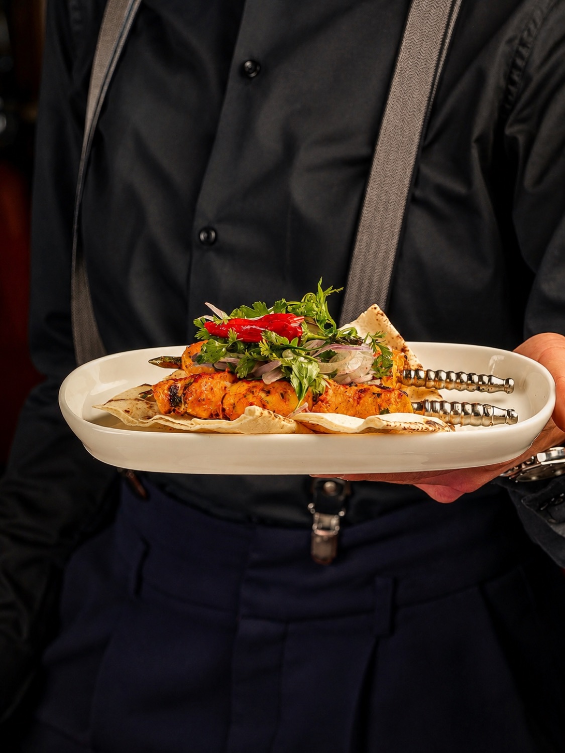 Brochettes grillées servies sur pain libanais chez Muskaan