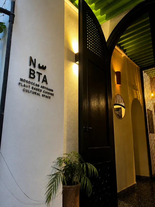 Entrée du restaurant végétal NBTA dans la médina de Tanger, enseigne « Moroccan artisans, plant based cuisine, cultural space »