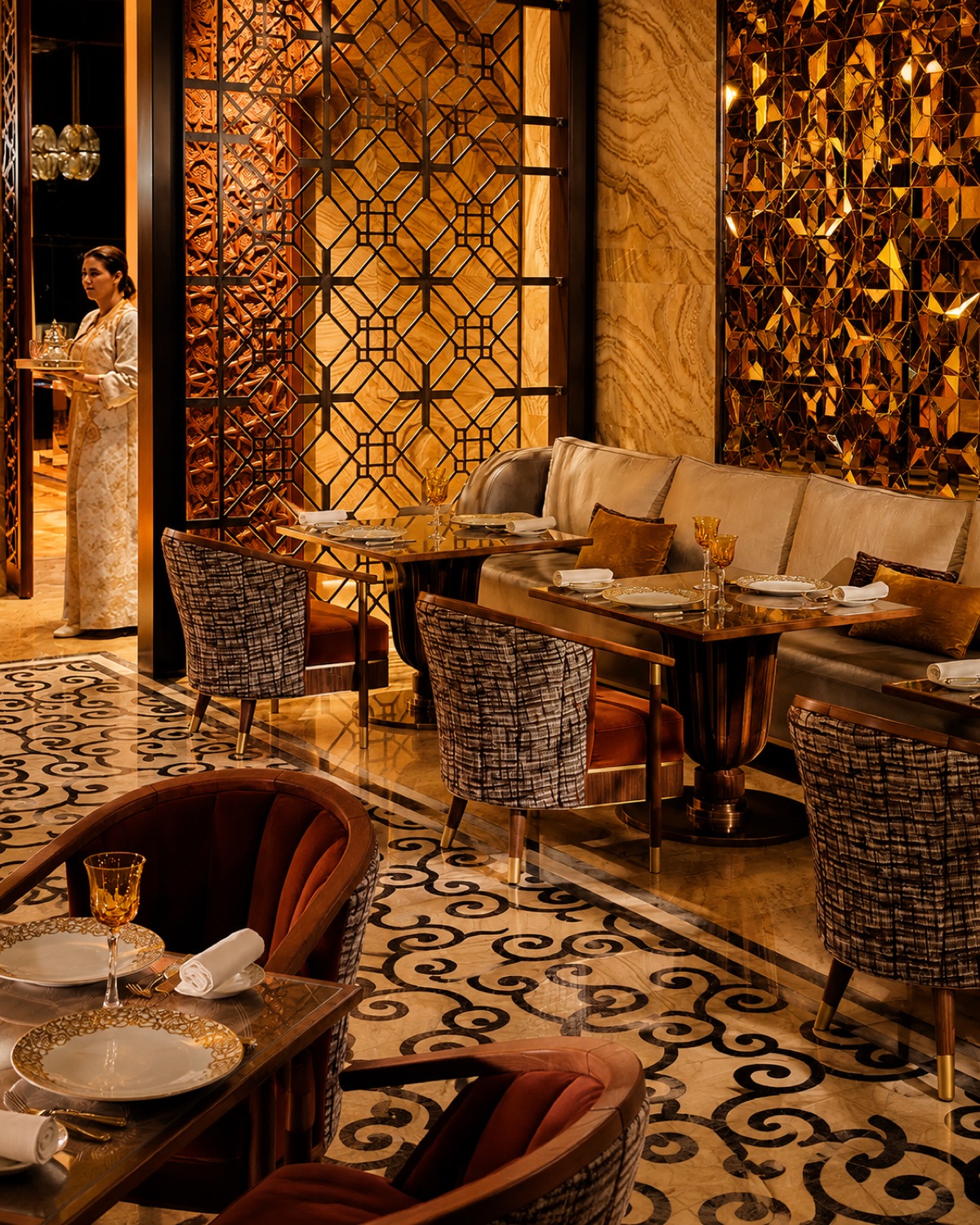 Salon aux moucharabiehs et table en onyx de La Grande Table Marocaine