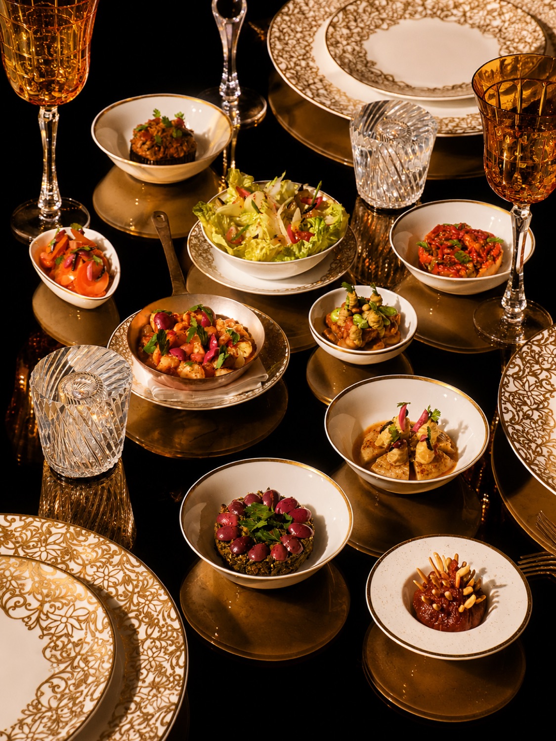 Mezze et pâtisseries salées dorées servis à La Grande Table Marocaine