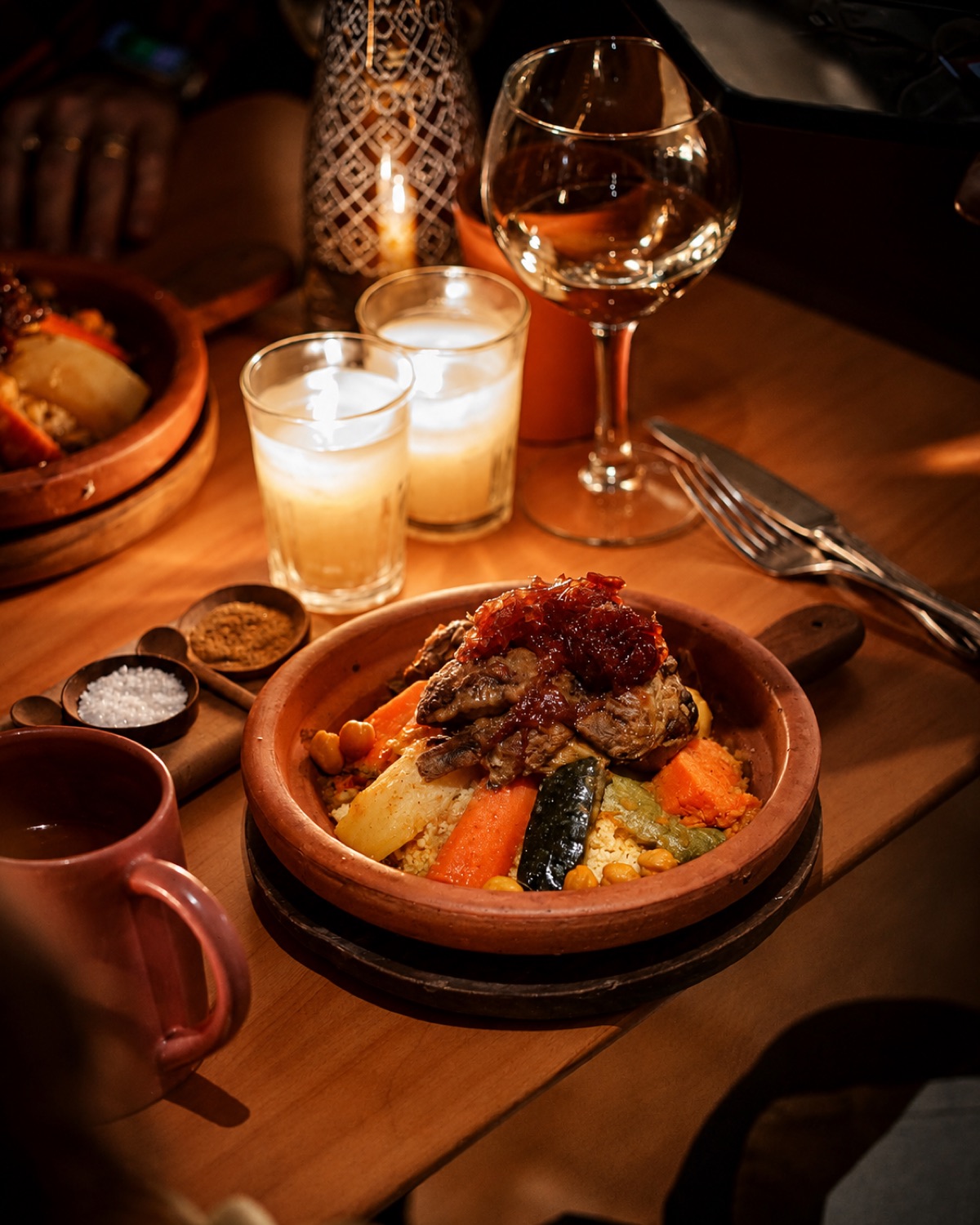 Couscous à l'agneau et confit d'oignons servi à la bougie chez Sahbi Sahbi