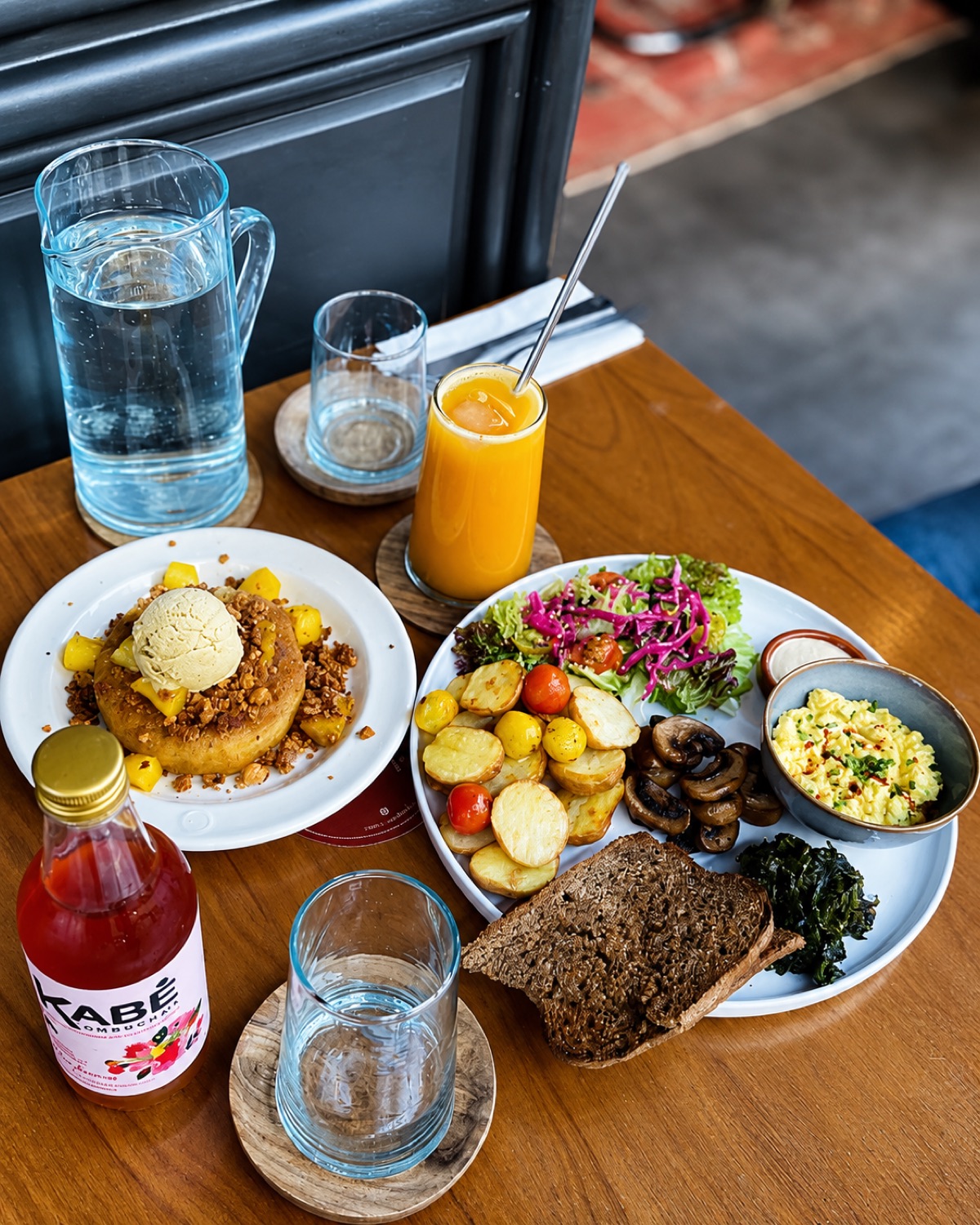 Table de brunch végétal chez Niya : jus frais, granola et œufs brouillés