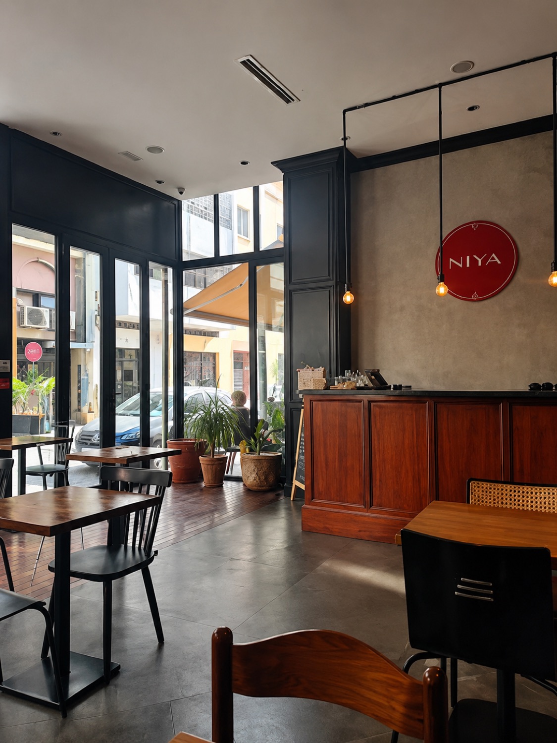 Salle de Niya avec son logo rouge et ses banquettes