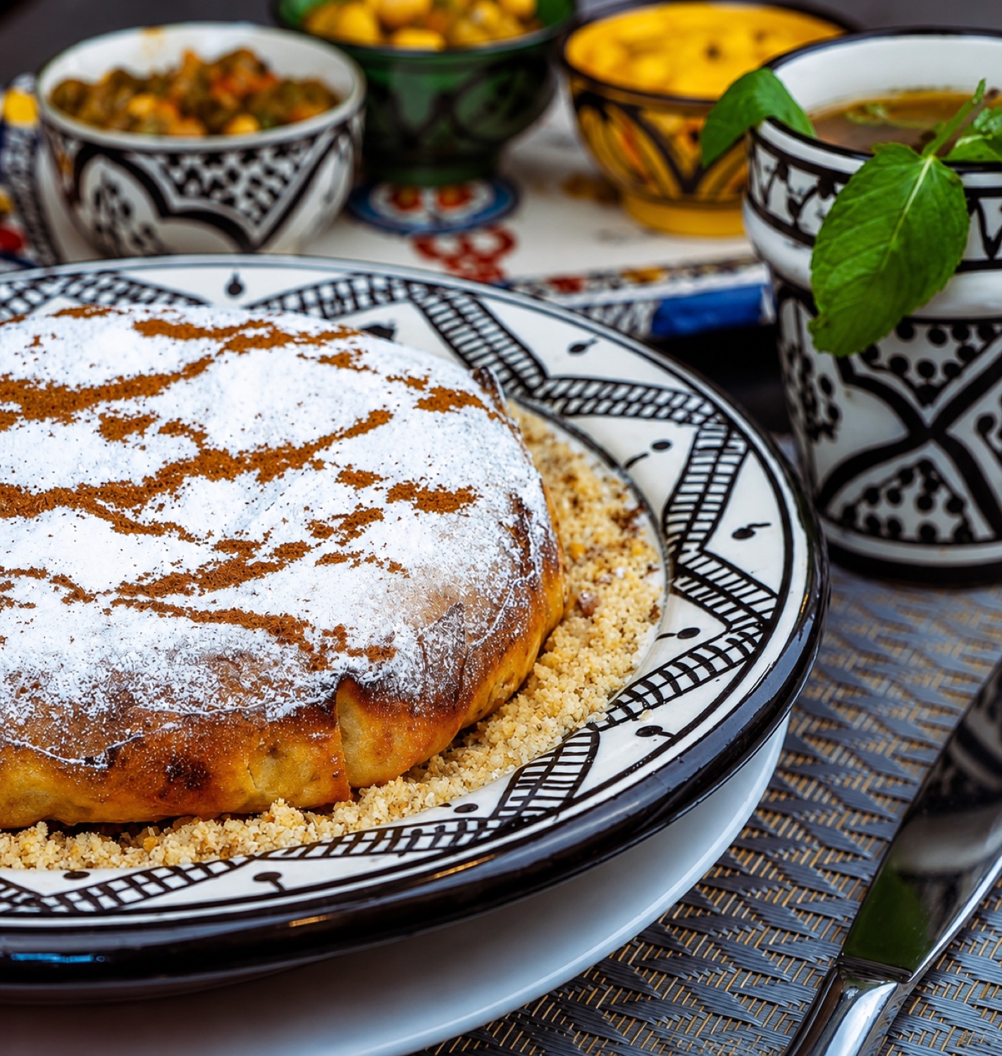 Pastilla au sucre glace et thé à la menthe chez Al Walima à Agadir