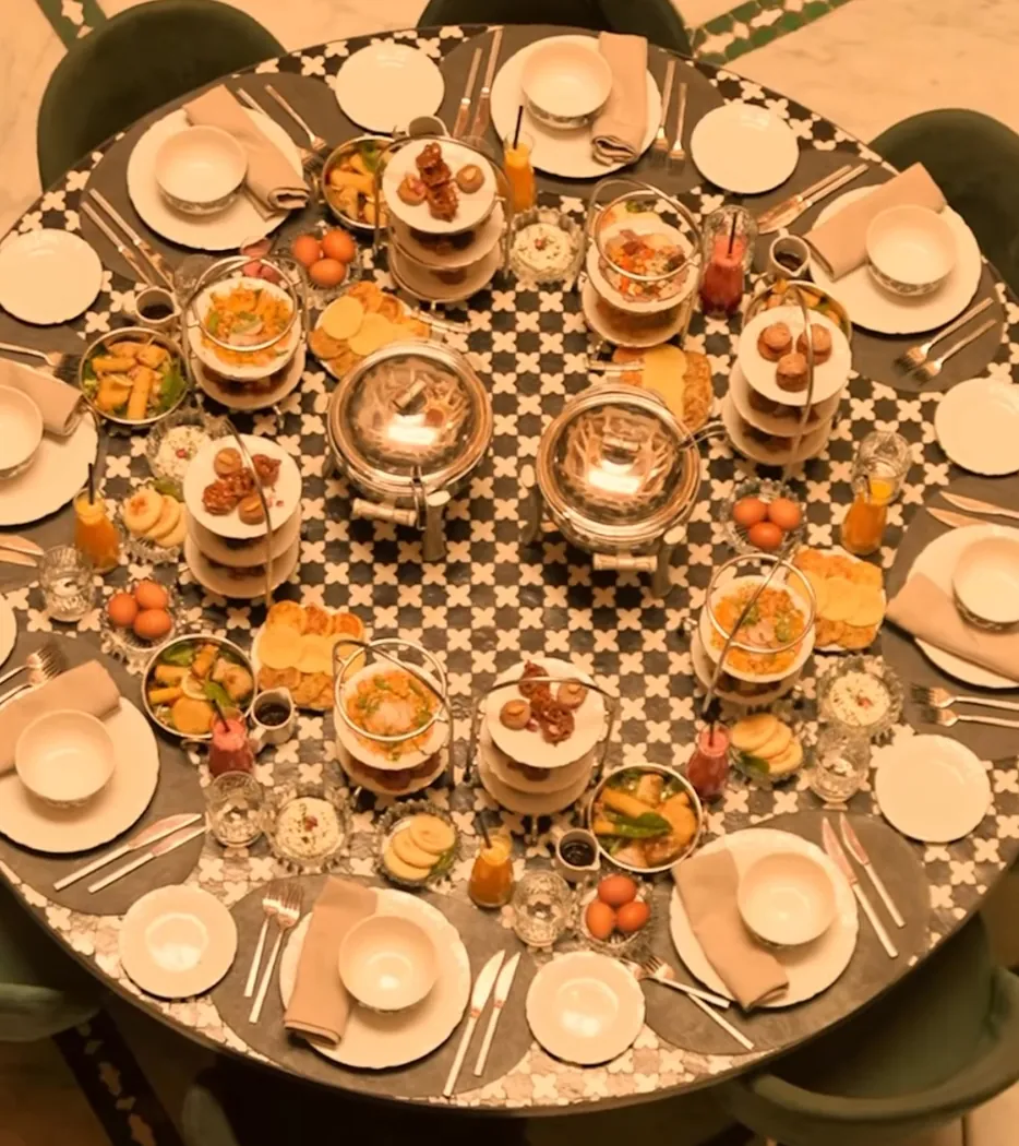 Table ronde de fête dressée en zellige chez Dar Dada