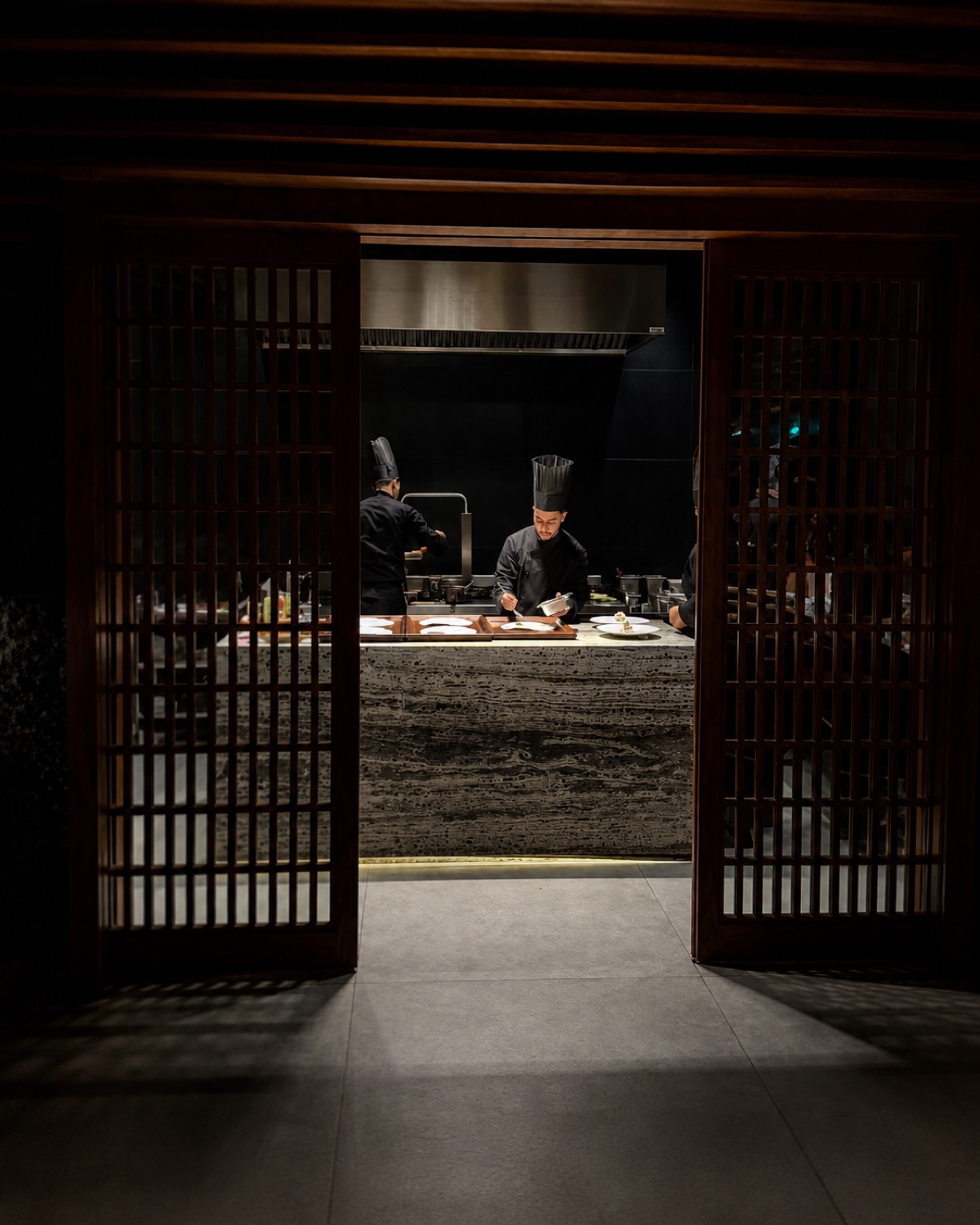 Cuisine ouverte de Table 3 avec la brigade en service