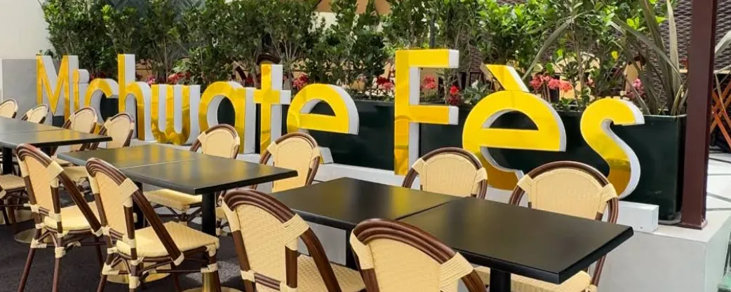 Terrasse du restaurant Michwate Fès sur la Corniche de Casablanca, avec son enseigne monumentale jaune et blanche