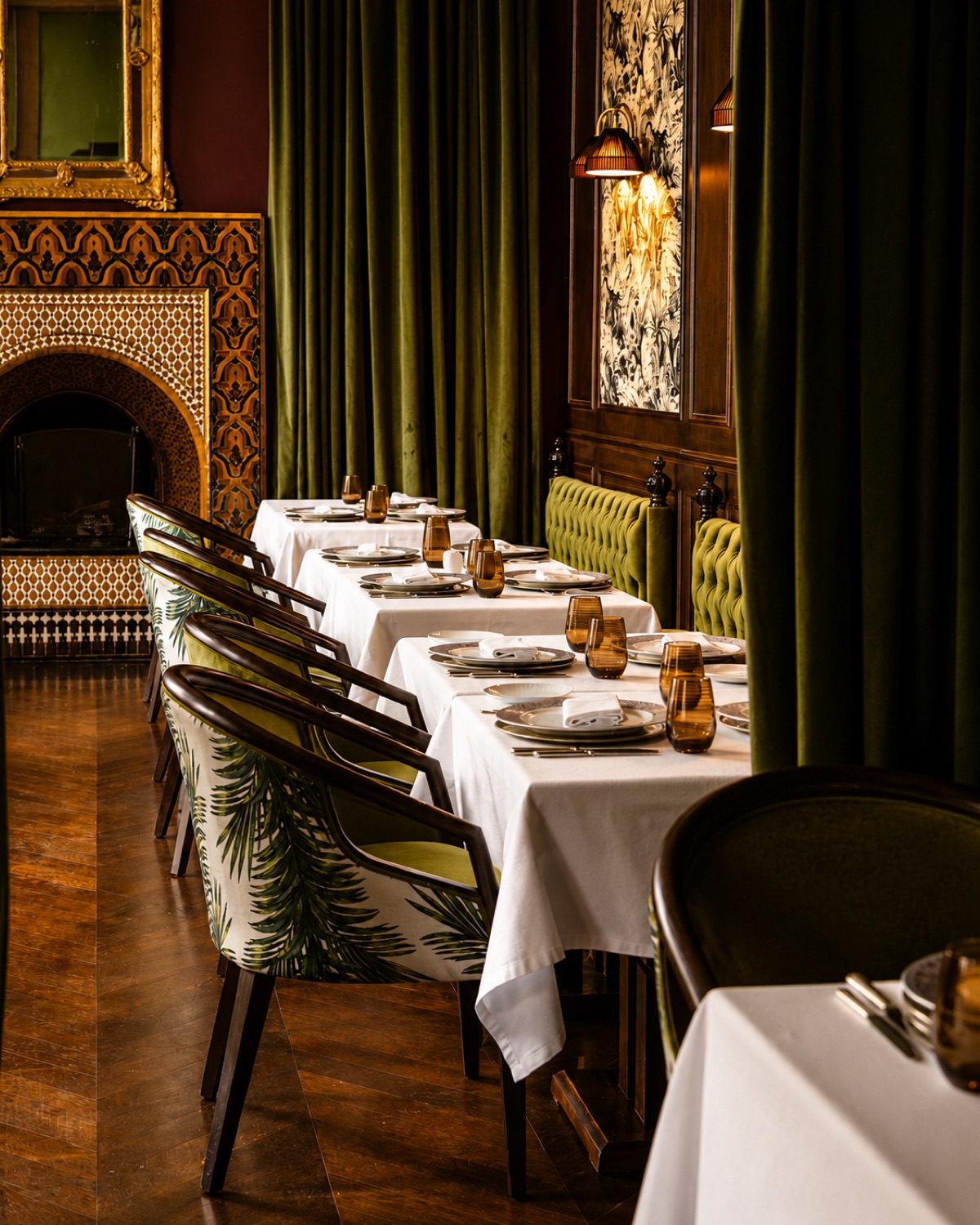 Salle du restaurant Gayza au Riad Fès : rideaux verts et cheminée en zellige