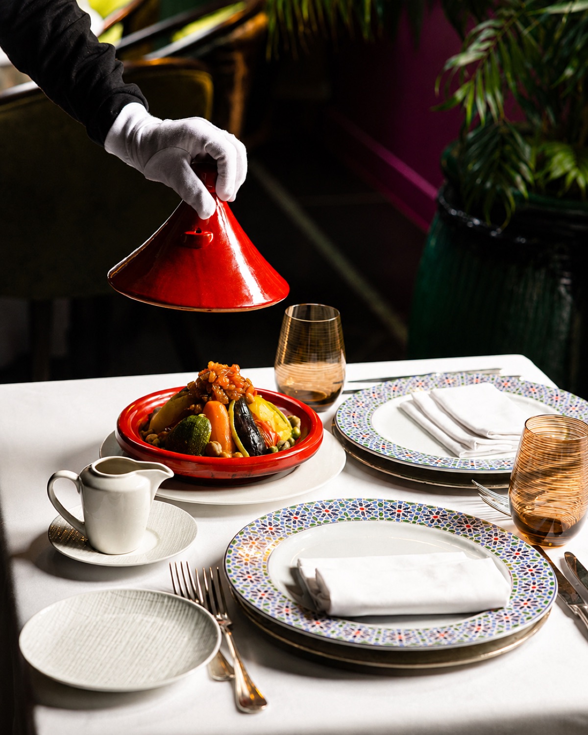 Service du tajine en gants blancs chez Gayza