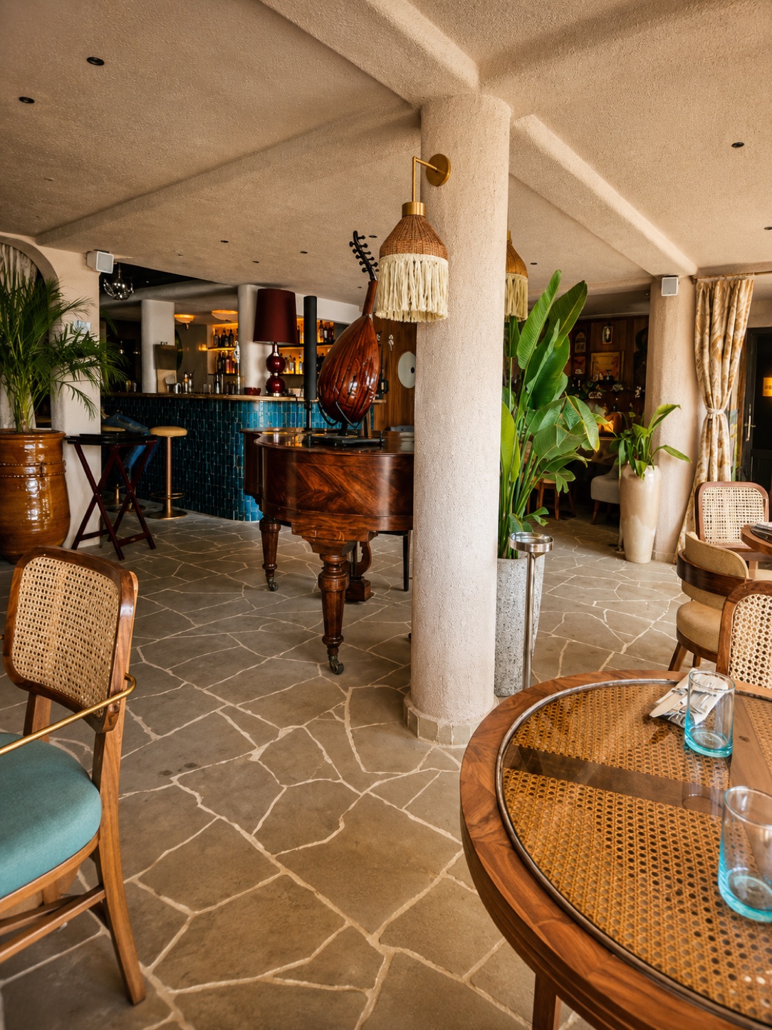 Salle de Habibis à Essaouira avec son piano à queue et son bar en zellige bleu