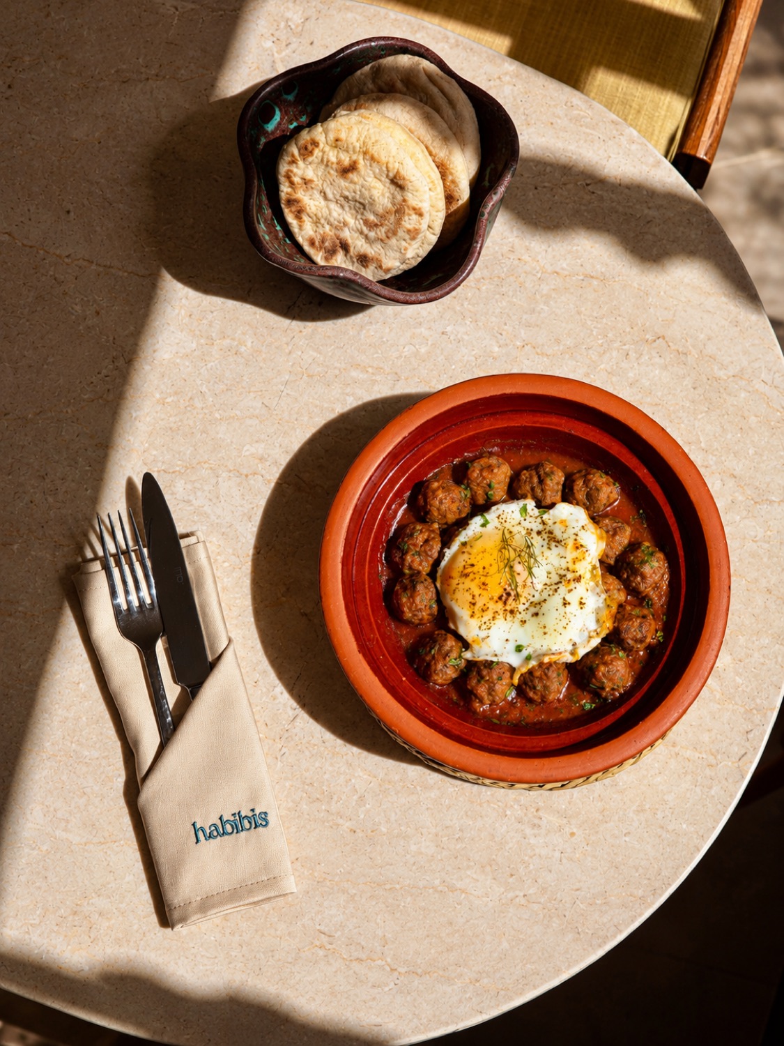 Tajine de kefta aux œufs sur serviette brodée Habibis